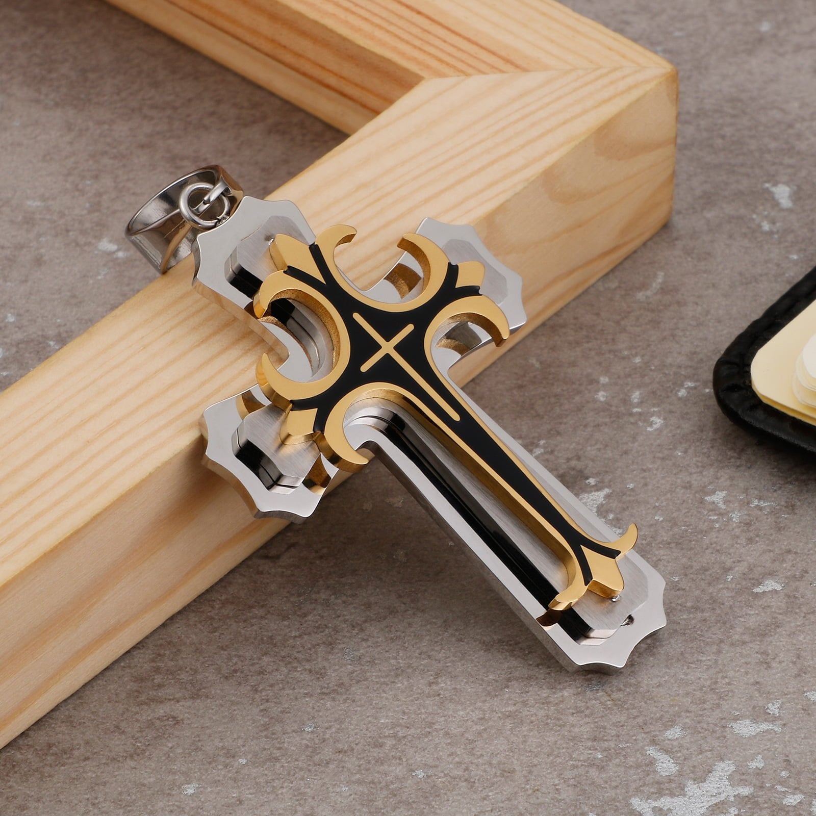 Pague 1 Y LLEVE 2: Cadena de plata con crucifijo en detalles de oro laminado de 18K